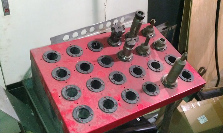 40 X, 20 Y, 20 Z,HARDINGE VMC1000,FANUC OMB,8000 RPM,20 ATC,15 HP,LOW HRS,1999