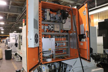 40 X, 18 Y, 18 Z, HURCO VM2,8000 RPM,20 HP, 16 ATC,HURCO MAX CNC, 2005